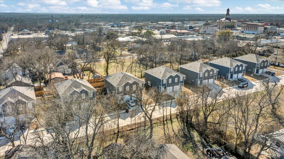 More Photos Of 400-414 E 7th St, Bonham Apartments For Sale