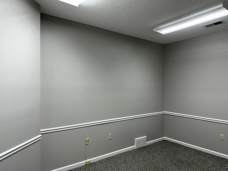 More Photos Of 2820 Summer Oaks Dr, Bartlett Office For Sale