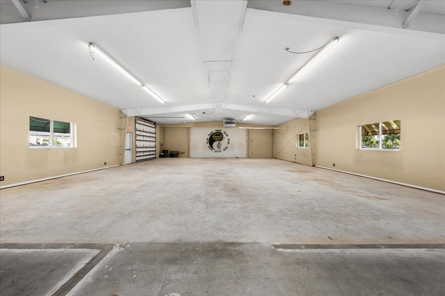 More Photos Of 1901 13th Ave N, Saint Petersburg Distribution For Lease