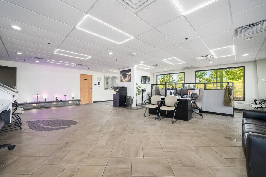 More Photos Of 2101 Route 176, Prairie Grove Showroom For Sale