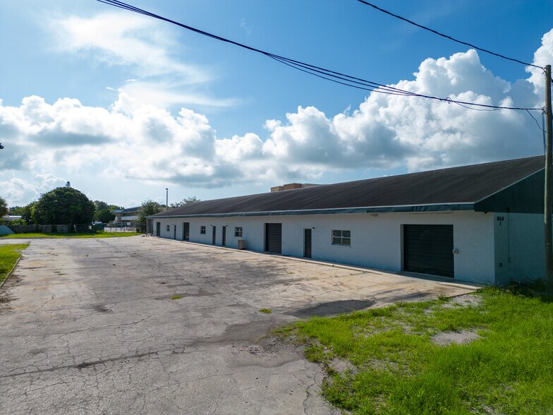 More Photos Of 5601 Haines Rd, Saint Petersburg Distribution For Lease