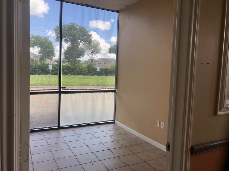 More Photos Of 7400 W Tidwell Rd, Houston Storefront Retail Office For Lease
