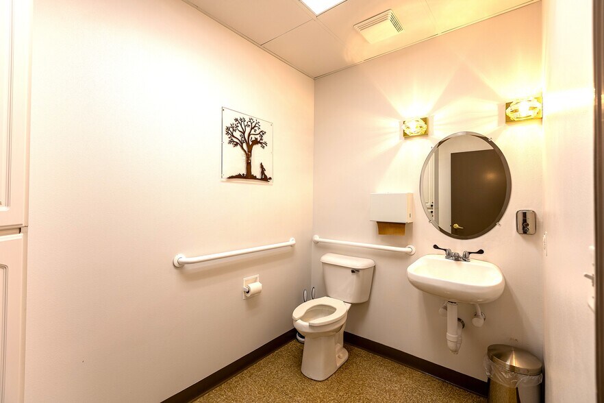 More Photos Of 14605 Velp Ave, Suamico Veterinarian Kennel For Sale