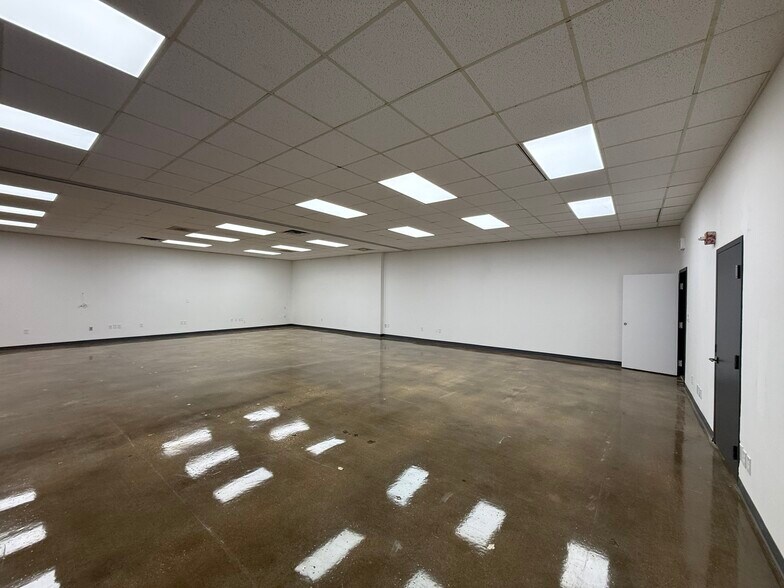 More Photos Of 900 N University Blvd, Jacksonville Office For Lease