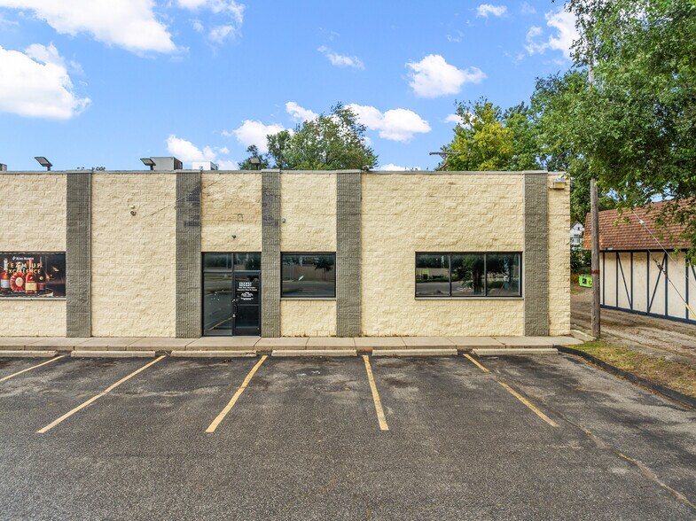 More Photos Of 10840-10850 W 9 Mile Rd, Oak Park Freestanding For Lease