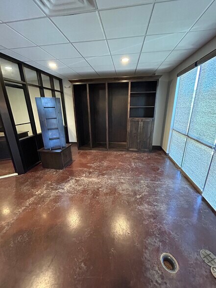 More Photos Of 8576 N Green Hills Rd, Kansas City Flex For Sale