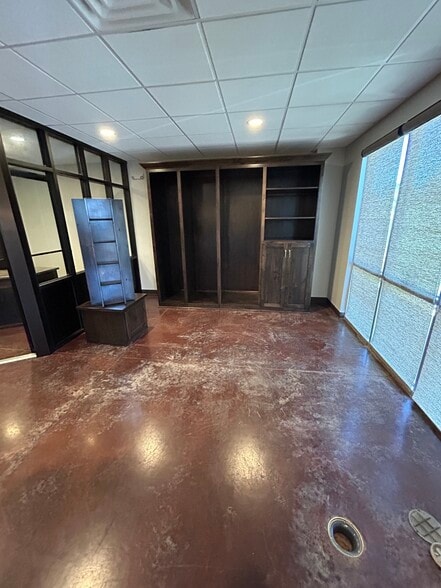 More Photos Of 8576 N Green Hills Rd, Kansas City Flex For Sale