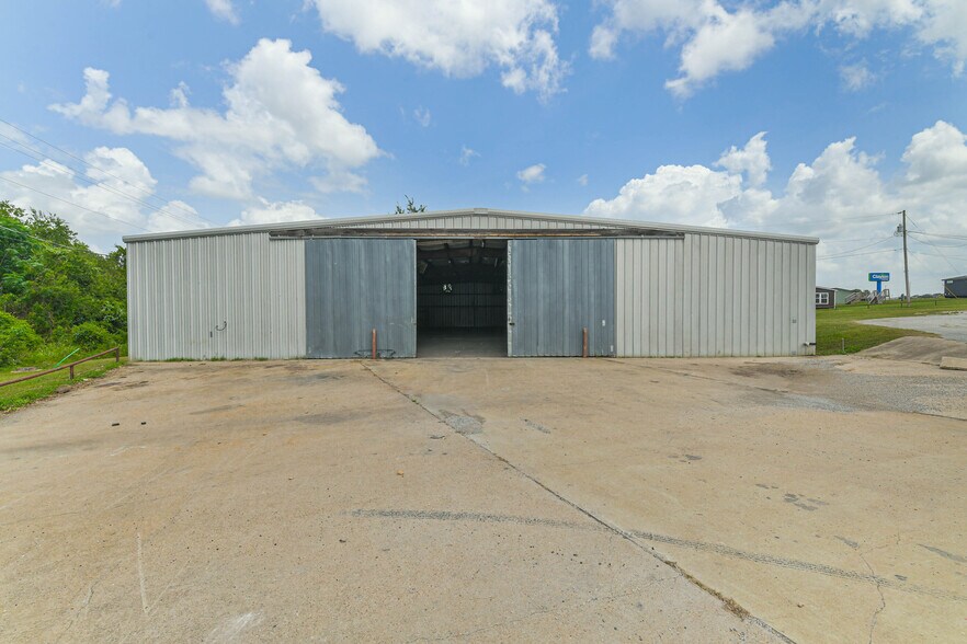 More Photos Of 1608 Highway 290 W, Brenham Showroom For Lease