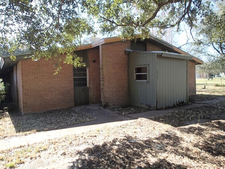 More Photos Of 1015 N Liberty St, El Campo Land For Sale