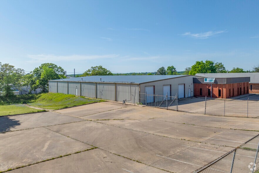 More Photos Of 710 S Adams St, Sapulpa Distribution For Sale