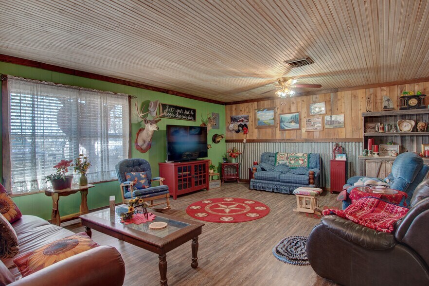 More Photos Of 617 W Main St, Whitesboro Garden Center For Sale