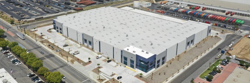 More Photos Of 305 S Cedar Ave, Rialto Distribution For Lease