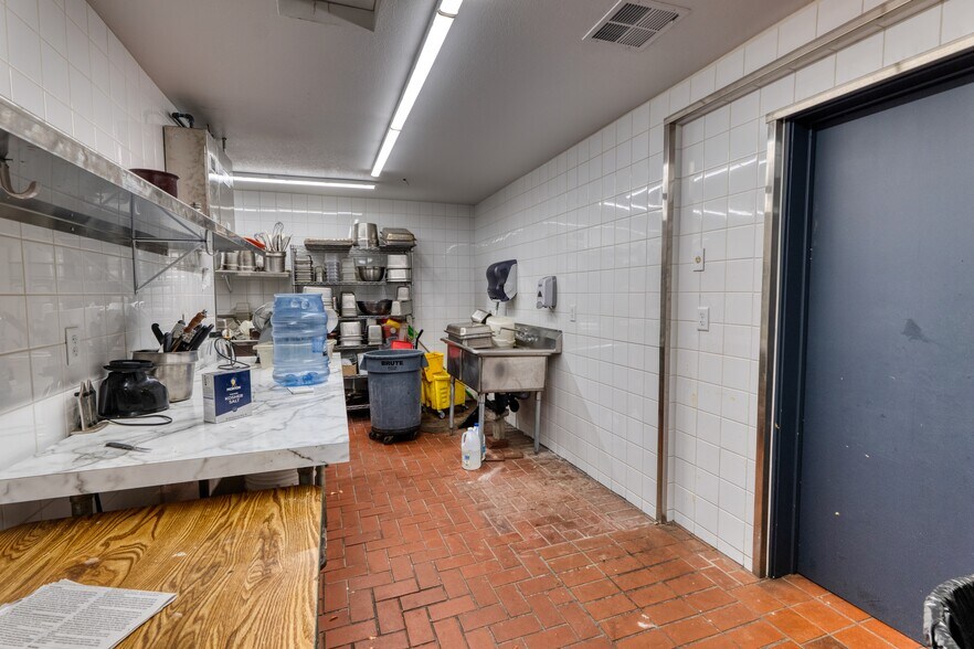 More Photos Of 225 S Toppenish Ave, Toppenish Restaurant For Sale