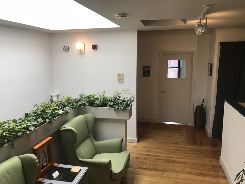 More Photos Of 297 Newbury St, Boston Storefront Retail Office For Lease