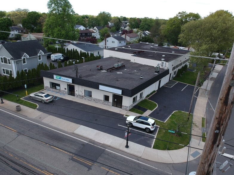 More Photos Of 980 Little East Neck Rd, West Babylon Showroom For Lease