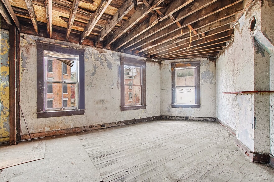 More Photos Of 2024 Mohawk Pl, Cincinnati Storefront Retail Residential For Sale