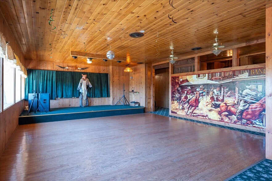 More Photos Of 42155 Highway 41, Oakhurst Restaurant For Sale