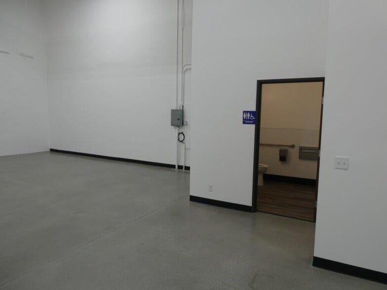 More Photos Of 787 W Woodbury Rd, Altadena Warehouse For Lease