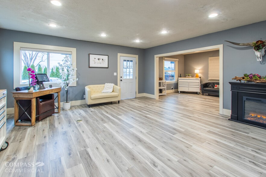 More Photos Of 721 SW 10th St, Redmond General Retail For Sale