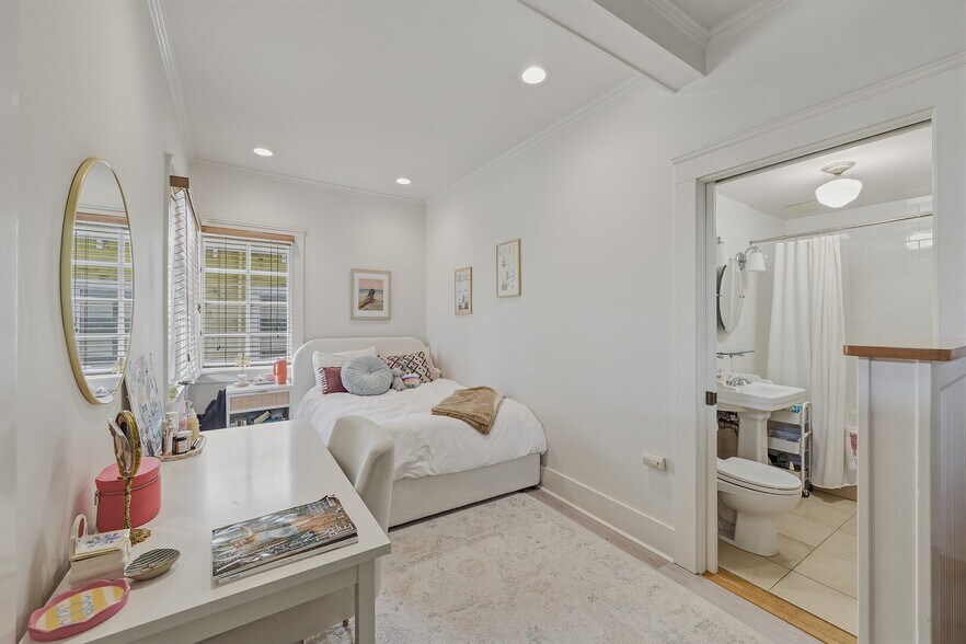 More Photos Of 218 Horizon Ave, Venice Multifamily For Sale
