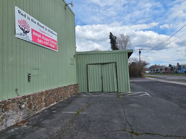 More Photos Of 917 E Main St, Klamath Falls Flex For Sale