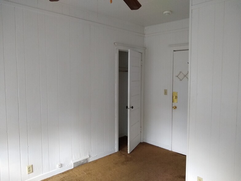 More Photos Of 322 Augusta Ave, Dekalb Dormitory For Sale