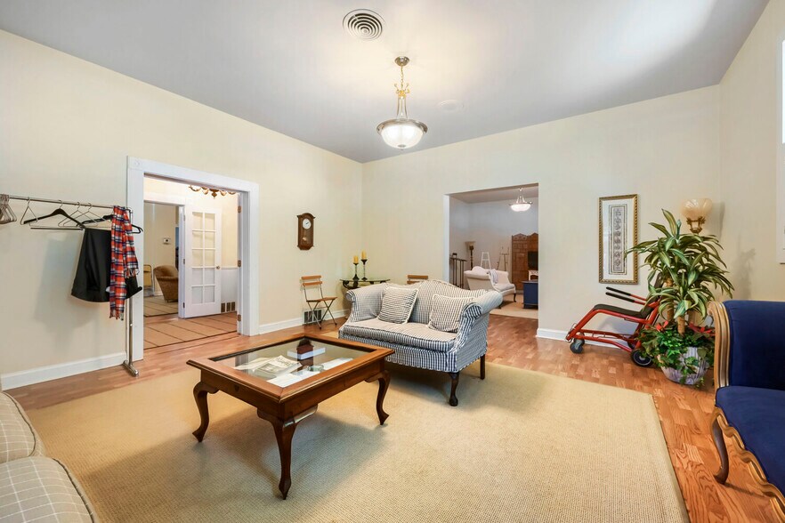 More Photos Of 426 S Crain Hwy, Glen Burnie Funeral Home For Sale