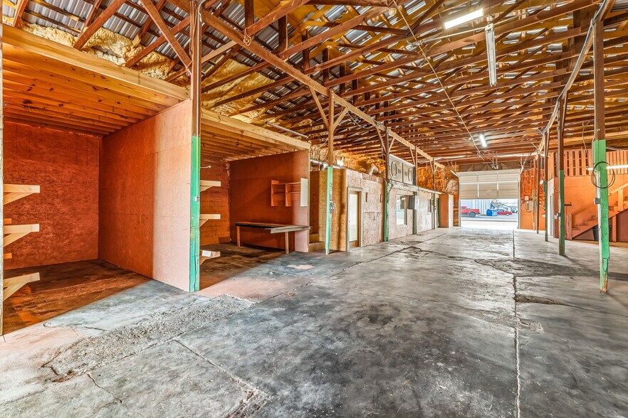 More Photos Of 26 W Washington Dr, San Angelo Warehouse For Sale