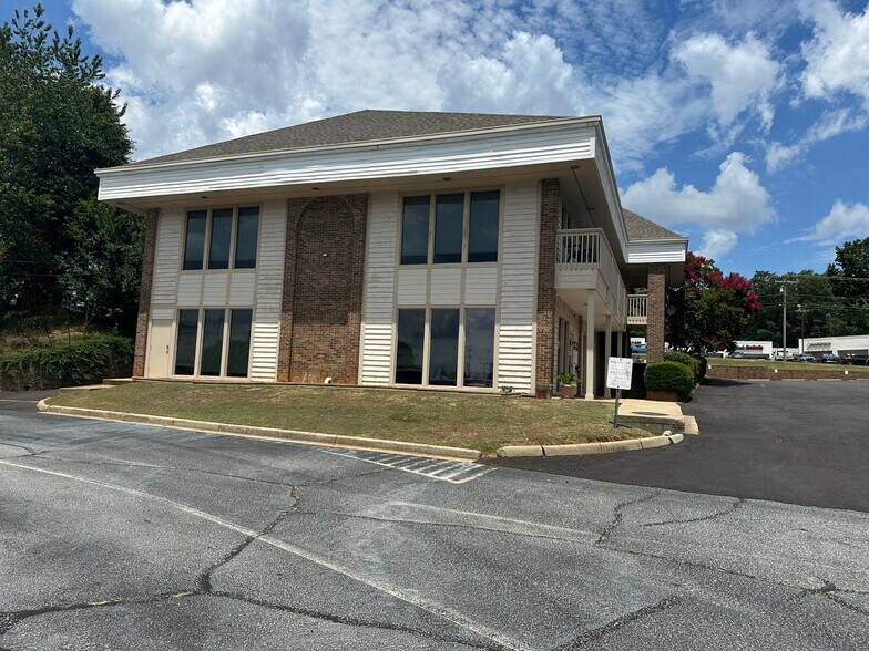 More Photos Of 26 Orchard Park Dr, Greenville Office For Lease