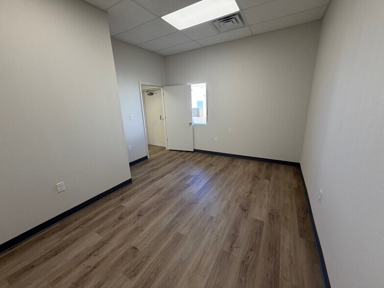 More Photos Of 7624-7630 E 46th Pl, Tulsa Industrial For Lease