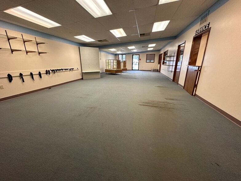 More Photos Of 2314 N 5th St, Niles Showroom For Sale