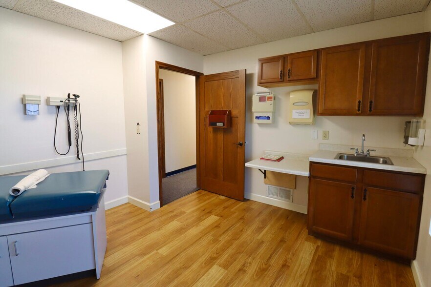 More Photos Of 414 Lincolnway, La Porte Office For Sale