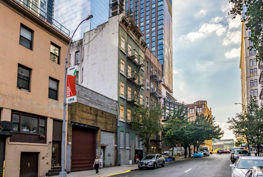 More Photos Of 452 W 36th St, New York Apartments For Lease