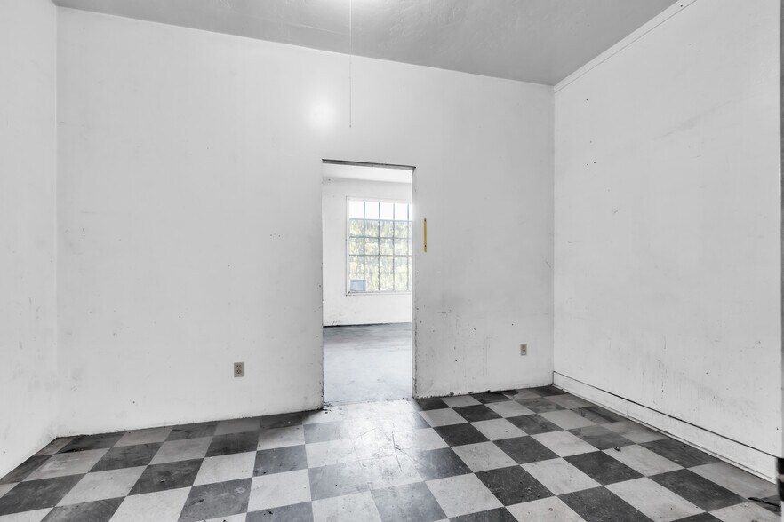 More Photos Of 227 Commission St, Salinas Showroom For Sale