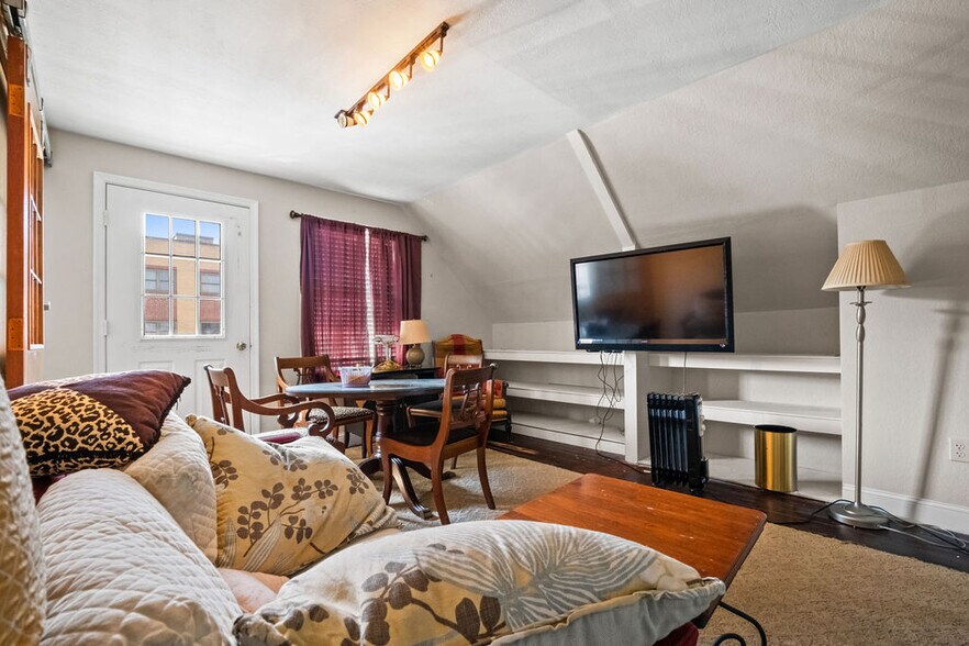 More Photos Of 1337 Virginia St, Charleston Office For Sale