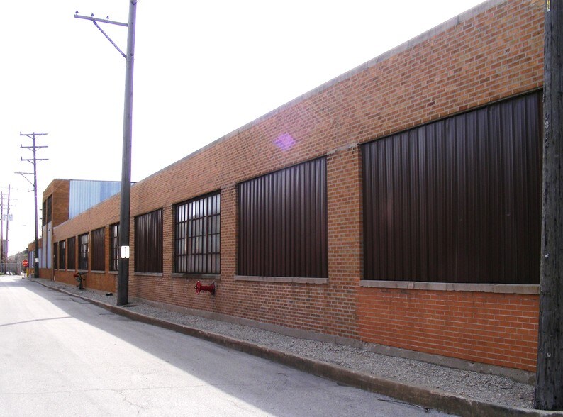 More Photos Of 6801 W 66th Pl, Bedford Park Warehouse For Lease