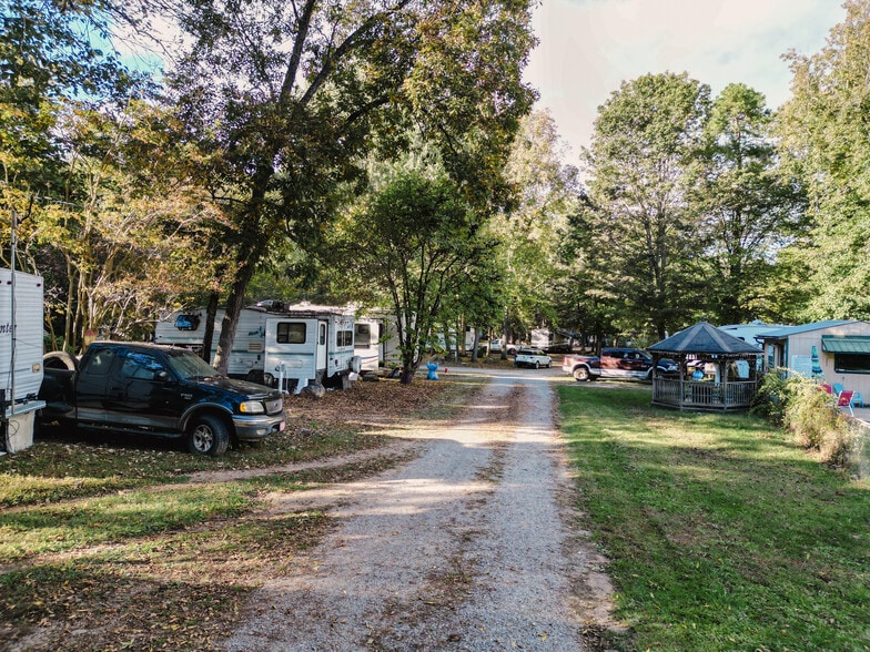 More Photos Of 78 Pebble Mountain Cir, Chuckey Trailer Camper Park For Sale