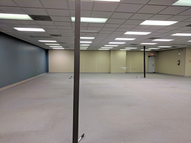 More Photos Of 901 W Main St, El Paso Office For Sale