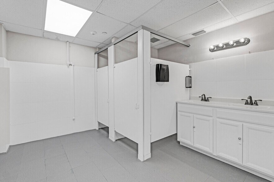 More Photos Of 1910 NW 97th Ave, Miami Distribution For Lease