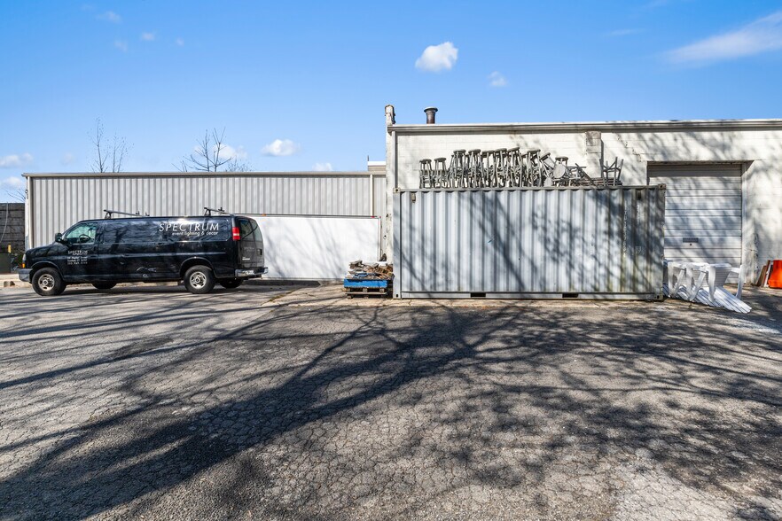 More Photos Of 55 Poplar St, Stamford Light Distribution For Sale