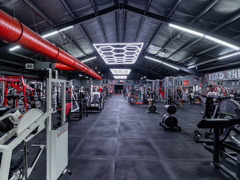 More Photos Of 321 S Persimmon St, Tomball Manufacturing For Lease