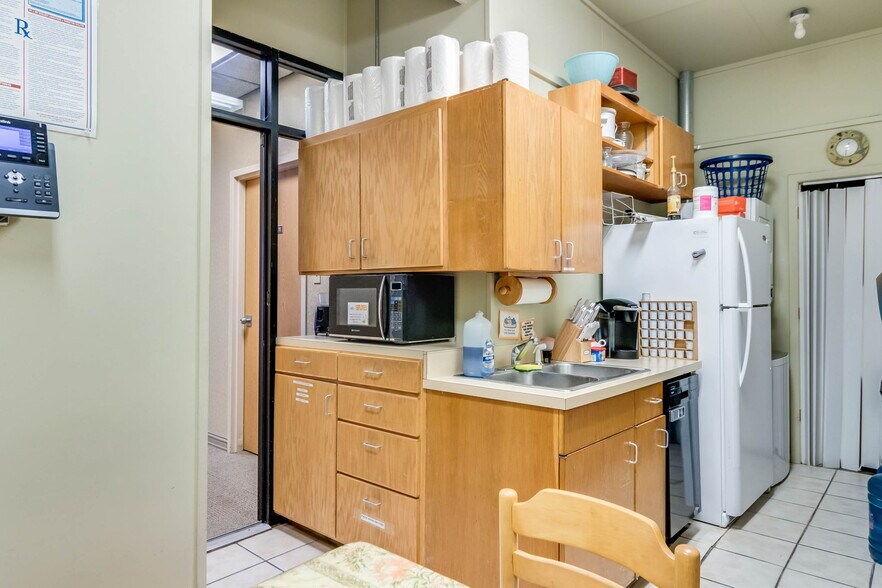 More Photos Of 3839 W Congress St, Lafayette Medical For Sale