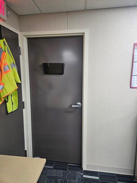 More Photos Of 9900 Harrison, Romulus Truck Terminal For Lease