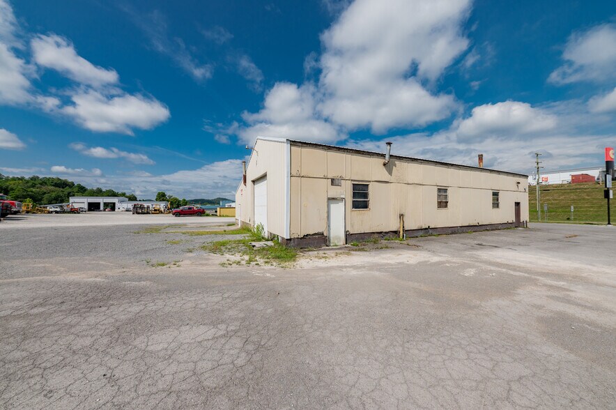 More Photos Of 69 Middletown Rd, Fairmont Manufacturing For Sale