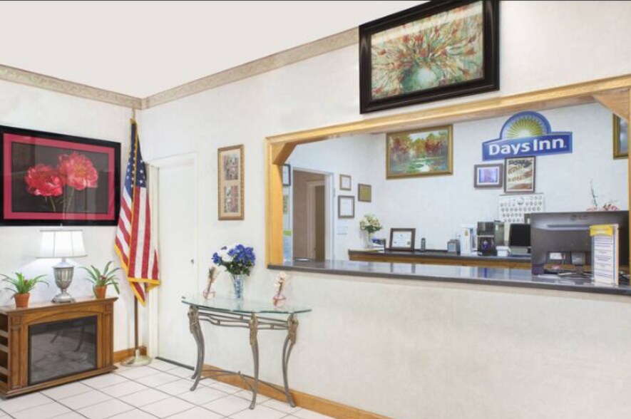 More Photos Of 261 Eastside Dr, Newton Hotel For Sale