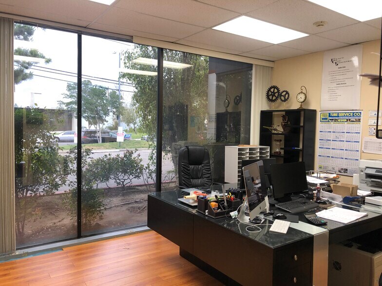 More Photos Of 20640 Bahama St, Chatsworth Service For Lease