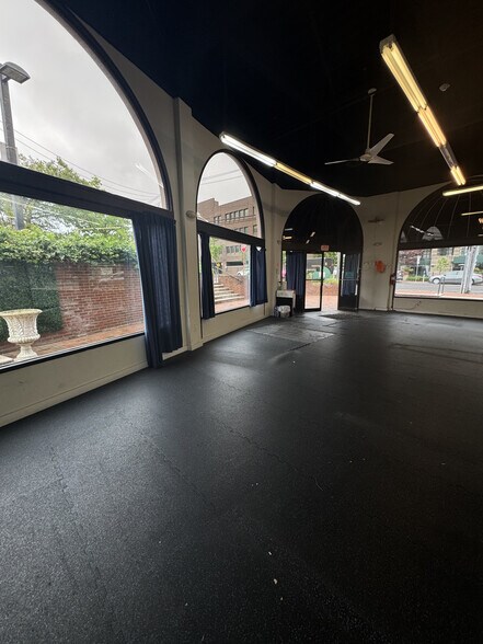 More Photos Of 25 Cuttermill Rd, Great Neck Unknown For Lease