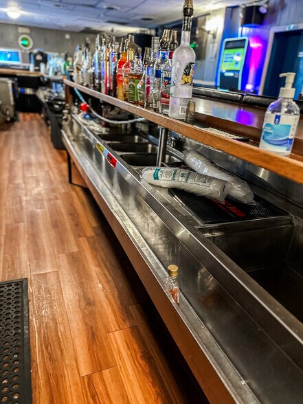 More Photos Of 1300 N Claymont St, Wilmington Bar For Sale