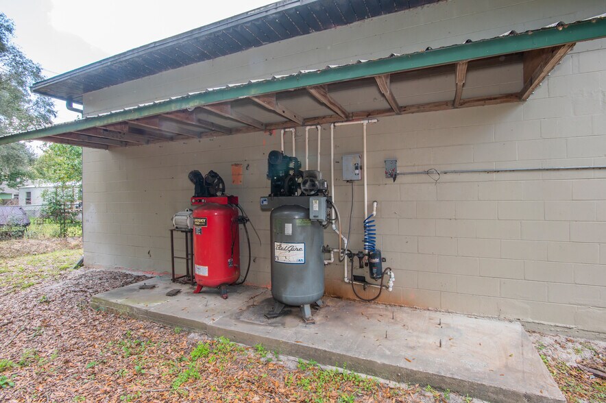 More Photos Of 982 E Hartshorn Ln, Holder Auto Repair For Sale