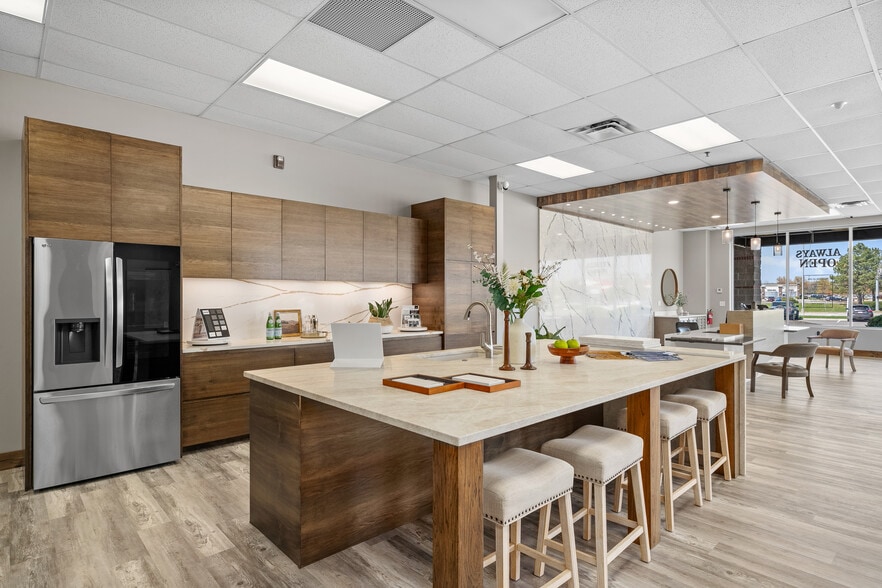 More Photos Of 18931 E Valley View Pky, Independence Storefront Retail Office For Lease